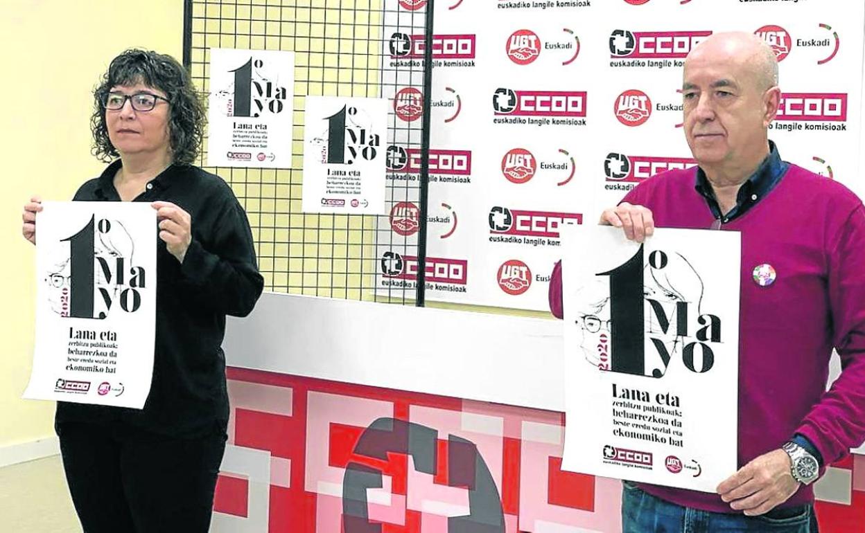 Loli García (CC OO) y Raúl Arza (UGT) muestran el cartel del 1 de Mayo elaborado por sus sindicatos.