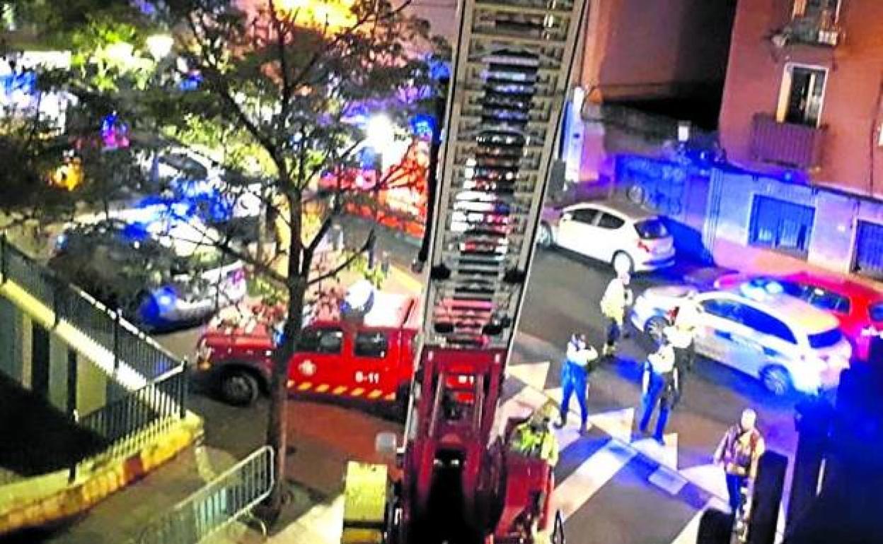 Bomberos y Policía, en el bloque afectado.