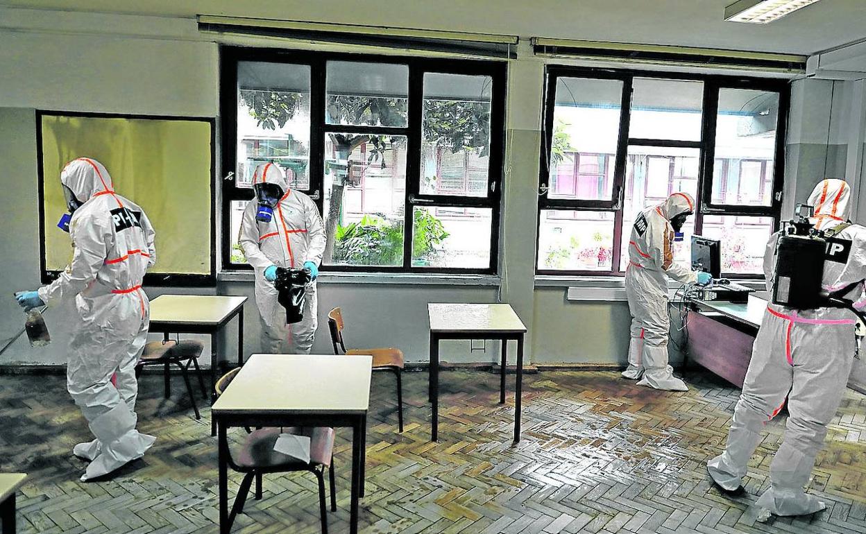 Varios militares desinfectan un colegio de Lisboa ante la inminente vuelta de los estudiantes a clase