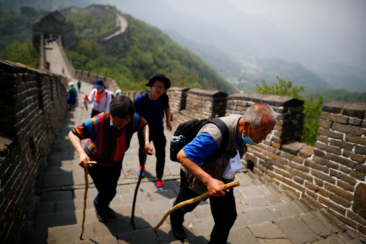 Turistas visitan la sección Mutianyu de la Gran Muralla China el primer día de las vacaciones de cinco días del Día del Trabajo después del brote de la enfermedad por coronavirus (COVID-19), en las afueras de Beijing, China.