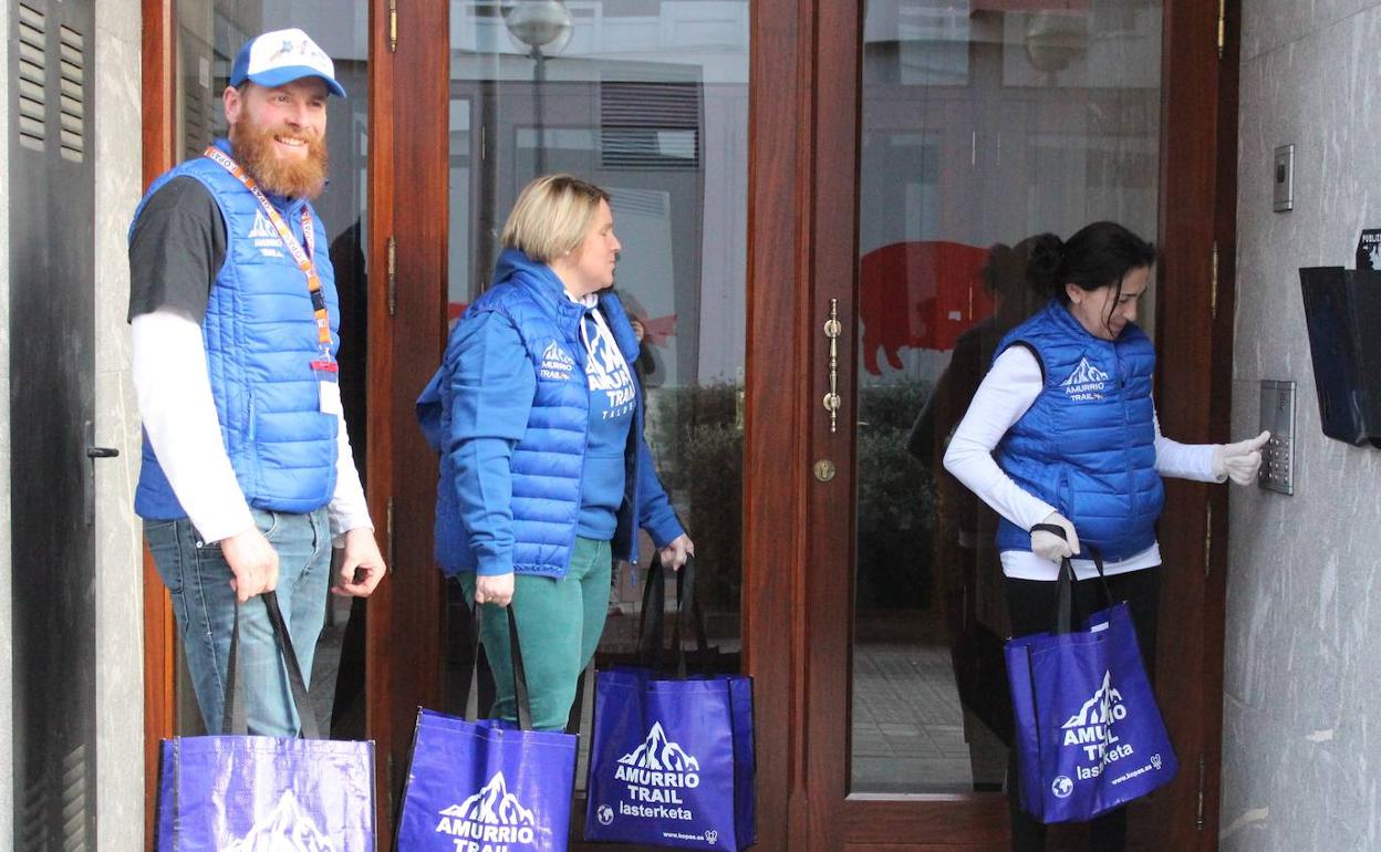 El voluntariado de Amurrio Trail Taldea ayudará en el reparto de mascarillas a partir del lunes. 