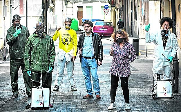 Los voluntarios se unieron para contribuir a la lucha contra el virus en el barrio, donde ya han surgido cajas de resistencia.
