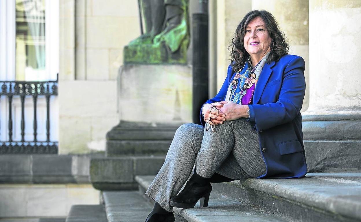 La diputada de Hacienda, Itziar Gonzalo, en la escalinata de la Casa Palacio de la Provincia. 