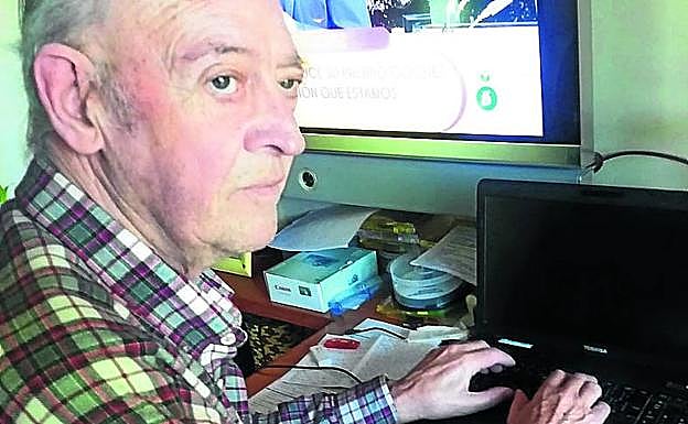 Javier Cameno. Dedica su tiempo a recopilar documentación personal en el ordenador mientras le da al 'pedalier' «tres horas diarias».