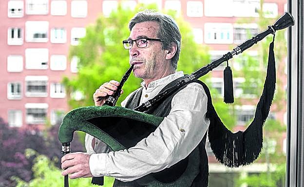 Manolo López. Gallego afincado desde hace años en Vtoria, el sonido de su gaita sigue a los aplausos de las 20.00 en su vecindad, en Lakua-Arriaga.