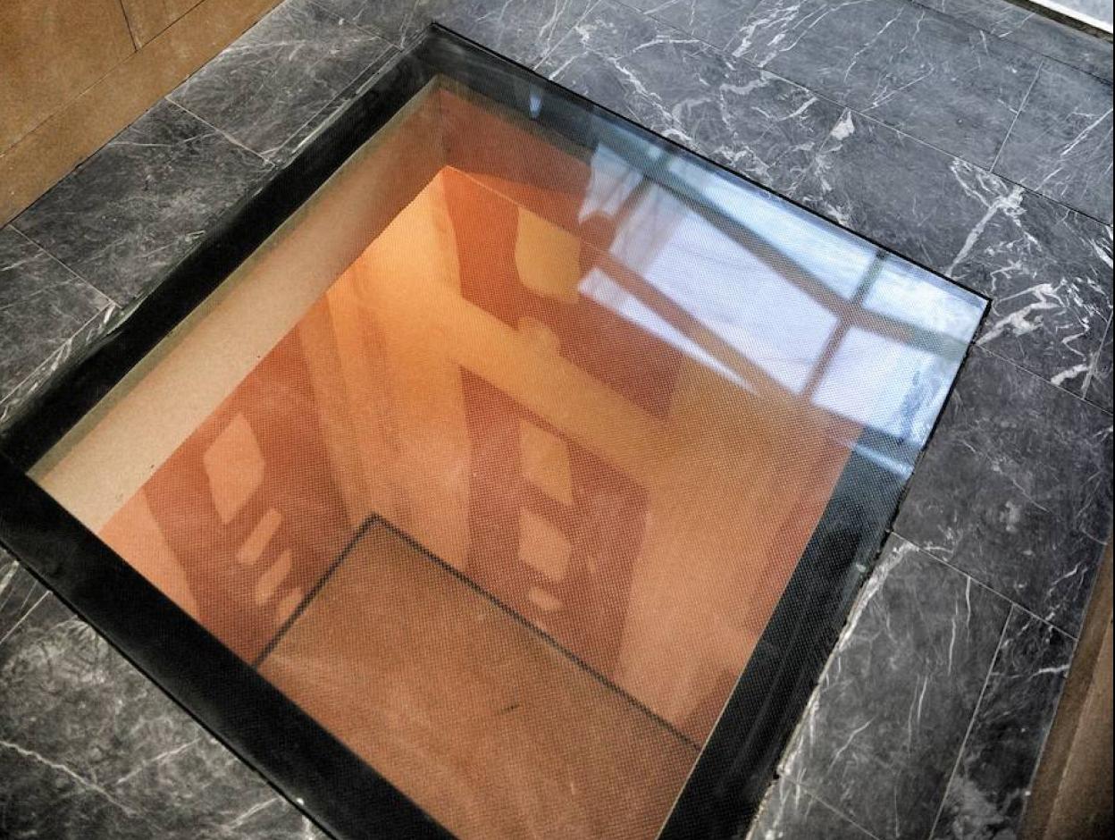 Imagen de la cristalera sobre la réplica del 'zulo' de Ortega Lara.