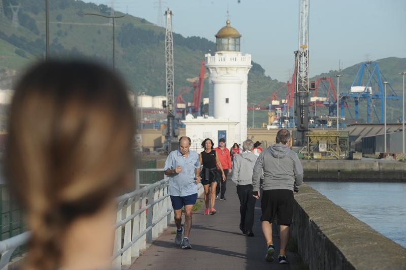 Gente caminando en Bilbao.