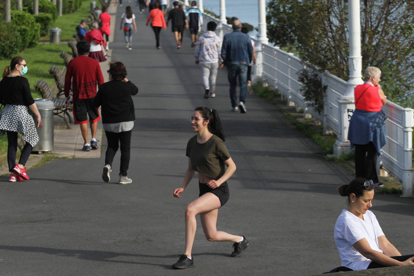 Estiramientos antes de correr en Getxo.