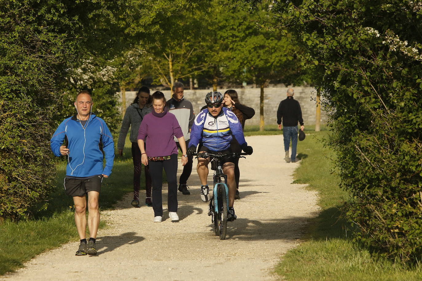 Fotos: Paseos y deporte al sol en Vitoria en el primer primer domingo de desescalada