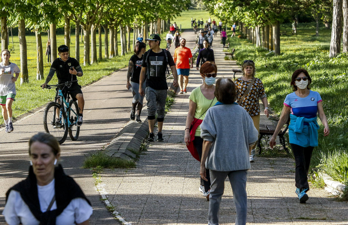 Fotos: Paseos y deporte al sol en Vitoria en el primer primer domingo de desescalada