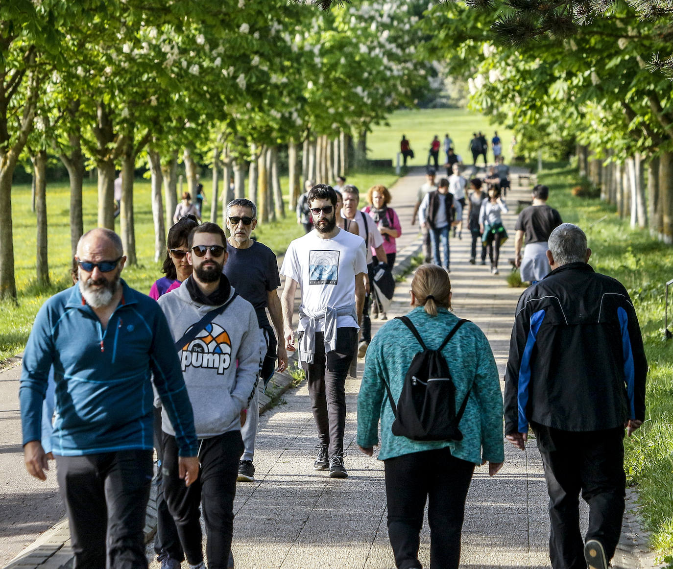 Fotos: Paseos y deporte al sol en Vitoria en el primer primer domingo de desescalada