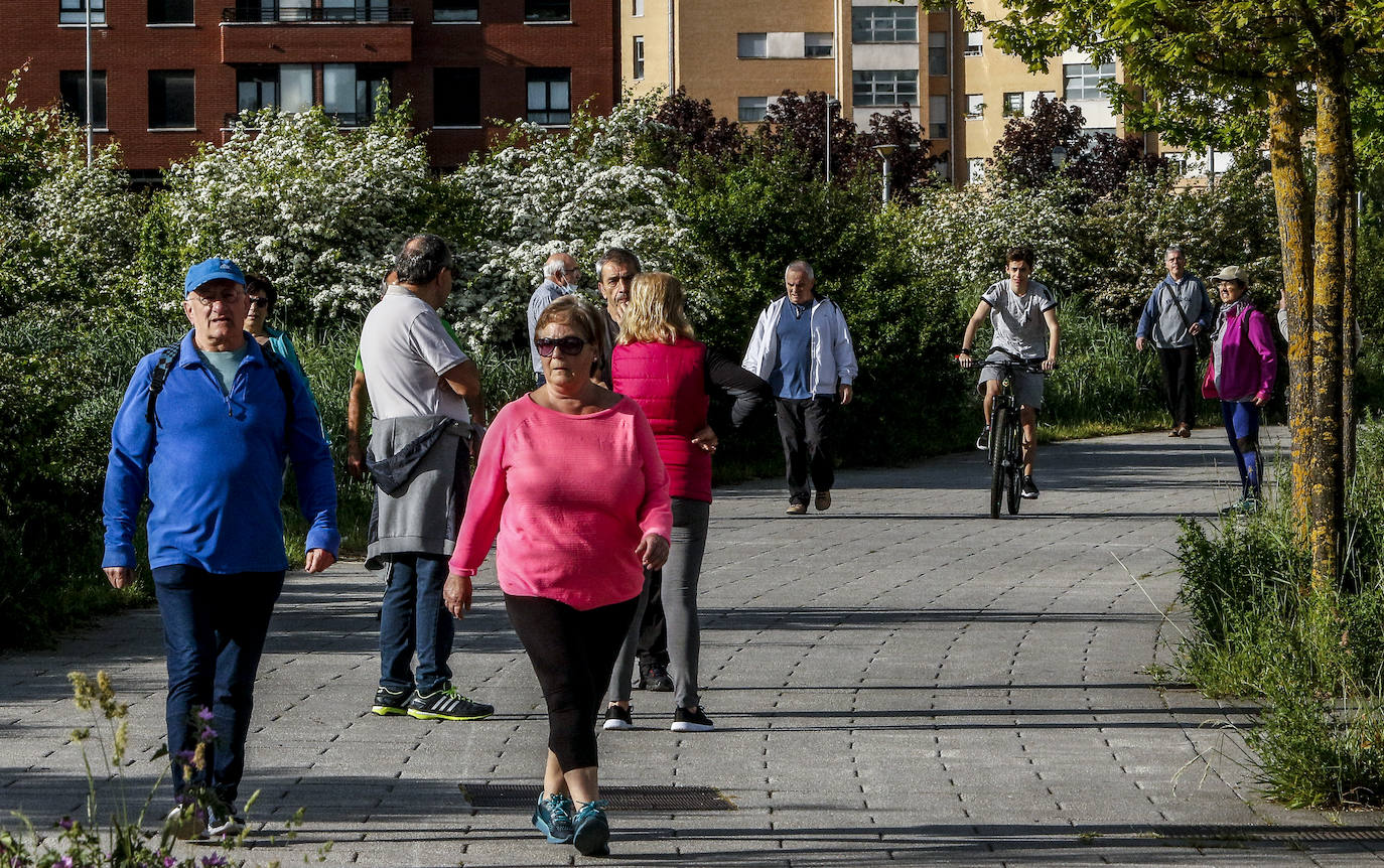 Fotos: Paseos y deporte al sol en Vitoria en el primer primer domingo de desescalada