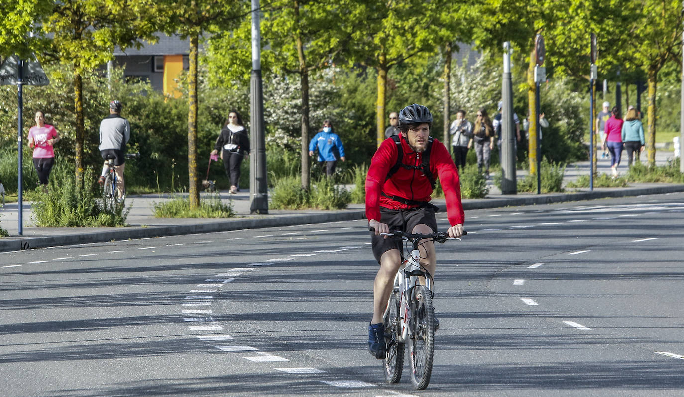 Fotos: Paseos y deporte al sol en Vitoria en el primer primer domingo de desescalada