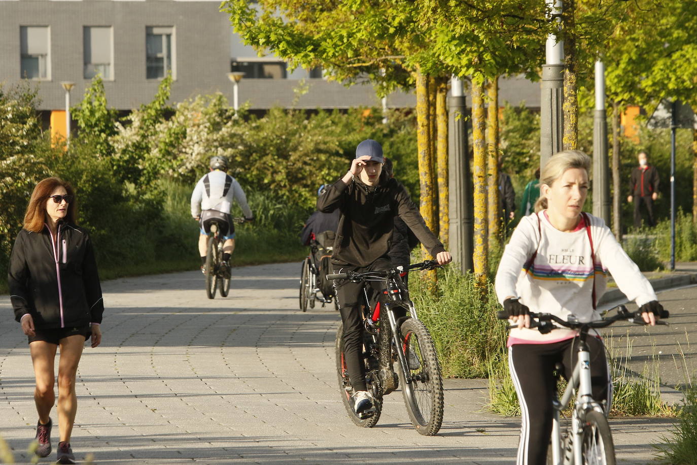 Fotos: Paseos y deporte al sol en Vitoria en el primer primer domingo de desescalada