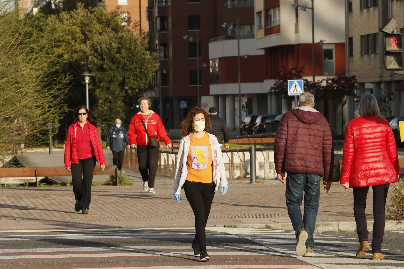 Fotos: Paseos y deporte al sol en Vitoria en el primer primer domingo de desescalada