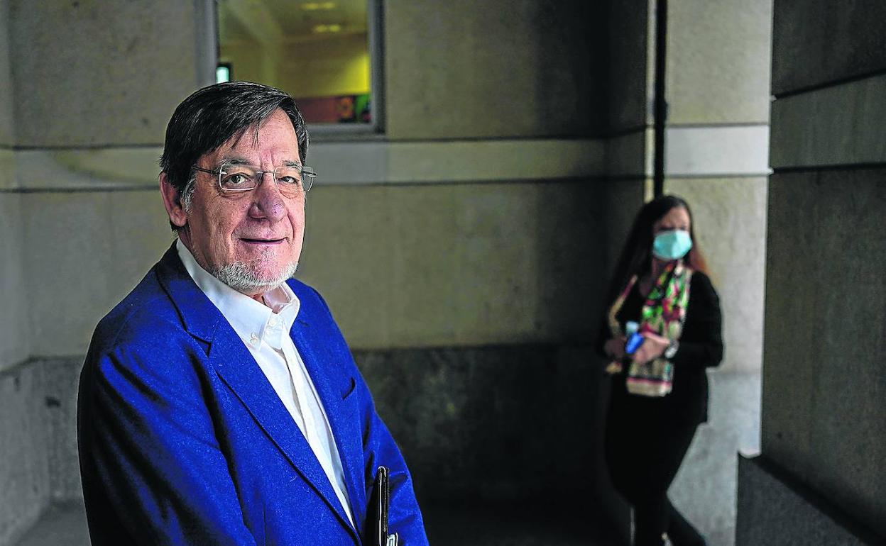 Juan Luis Ibarra posa en la puerta del Palacio de Justicia de Bilbao el pasado jueves antes de la entrevista.