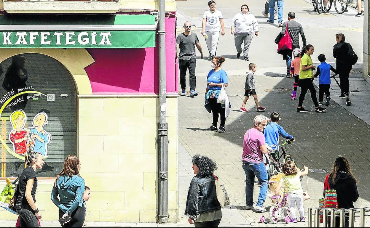 Vecinos de Alegría de todas las edades pasean por la localidad, libres de restricciones horarias.