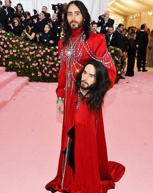 Parece que esta edición dio mucho de sí, porque guardamos en la retina imágenes tan impactantes como la de Jared Leto llevando a cuestas su propia cabeza. Como si fuera su mejor accesorio (que lo fue) el actor llevó un estilismo granate de Gucci que generaba una sensación a medio camino entre el terror y la atracción, ya que era imposible dejar de mirar a su ‘doble’.