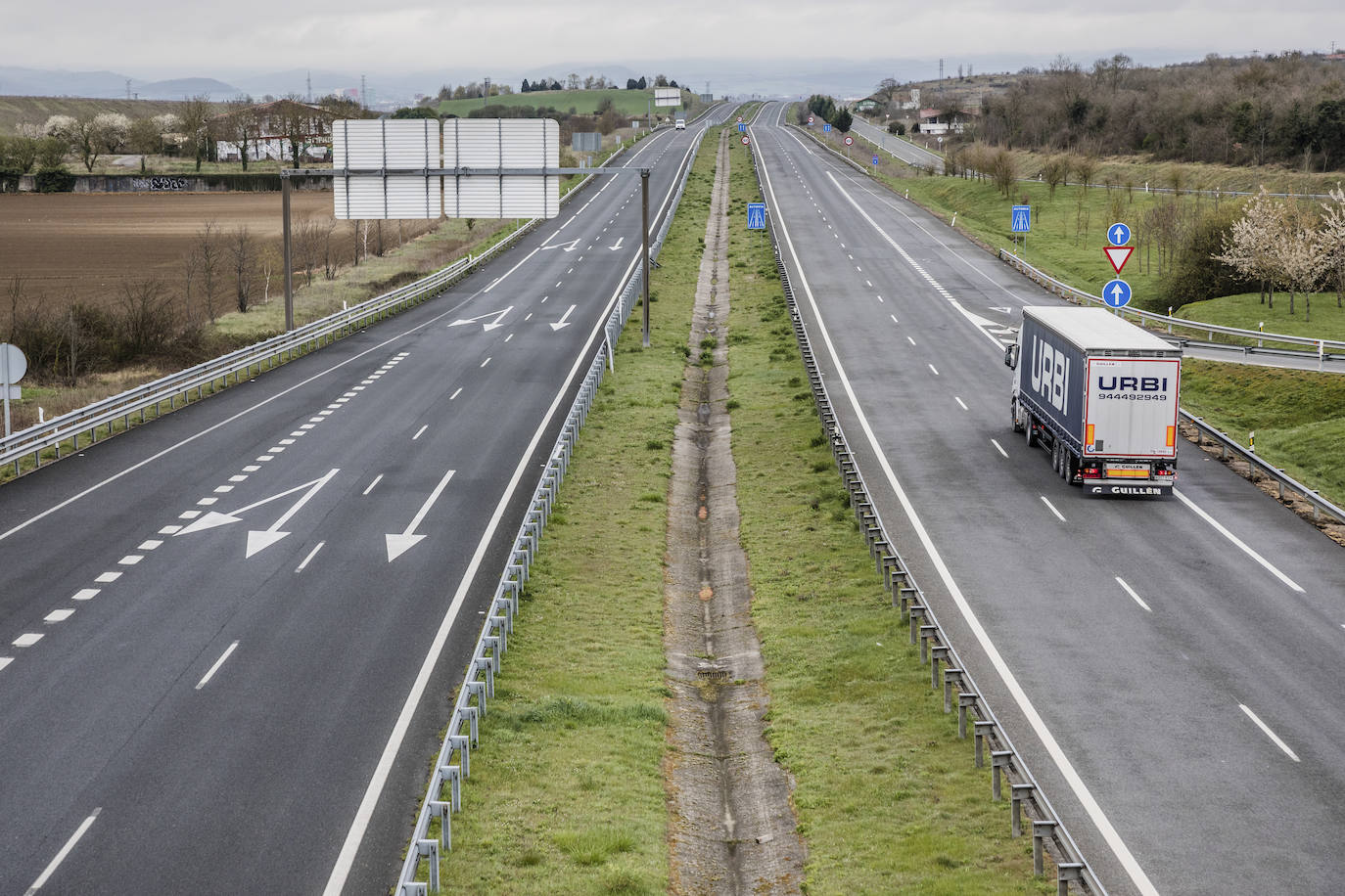 Un camión circula por una N-240 vacía.