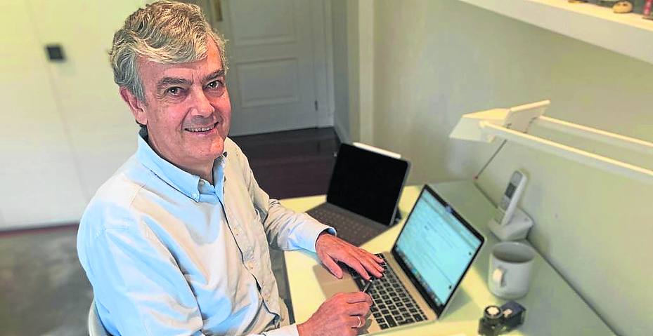 Carlos Gorria, director de la Zona Norte del BBVA, trabajando dese su casa.