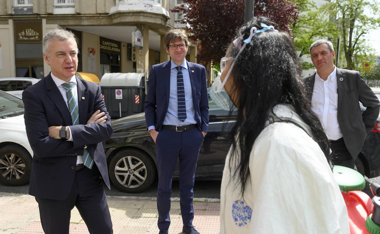 Urkullu y Urtaran han visitado este lunes al personal que realiza trabajos de desinfección. 