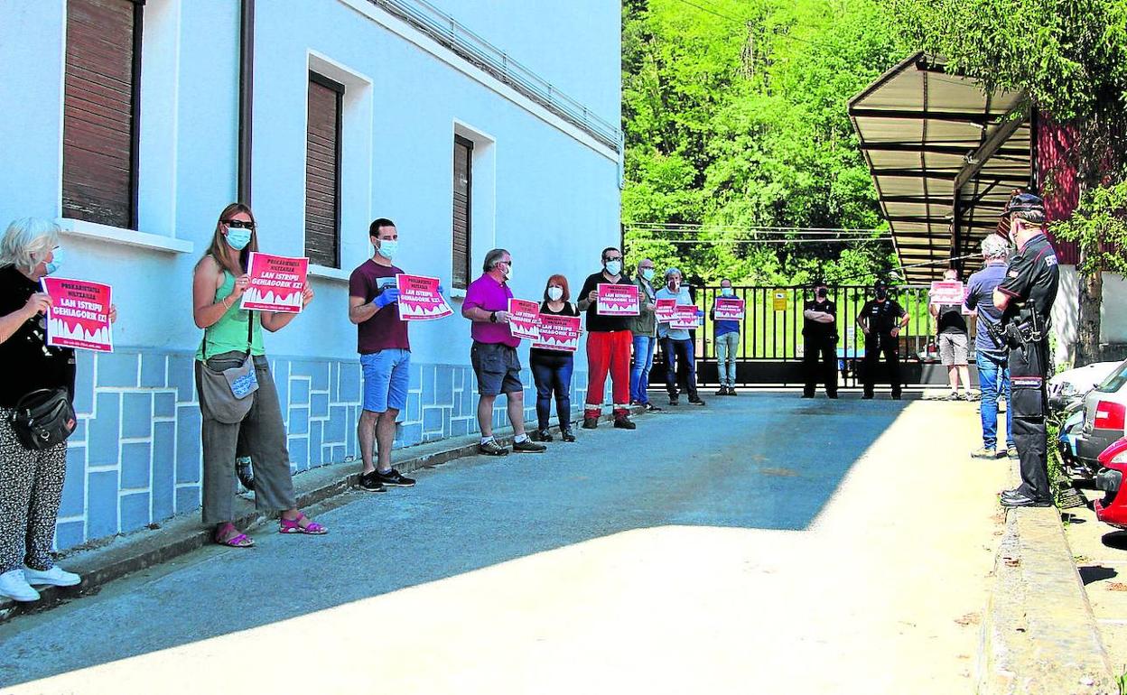 Concentración en la puerta de la empresa Gestión Forestal Frías de Llodio. 