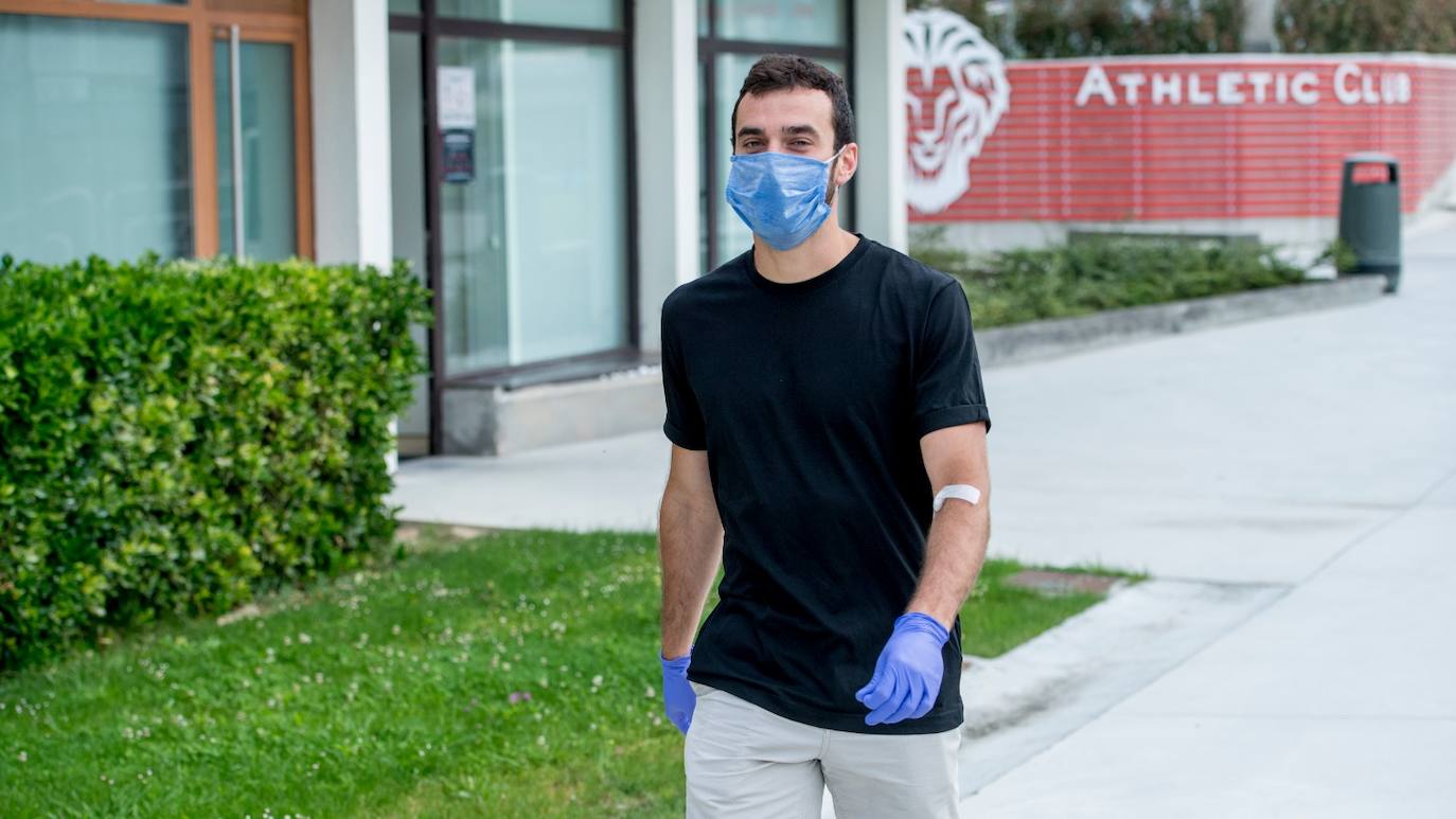 Lekue tras someterse al test, como demuestra el pinchazo en el brazo.