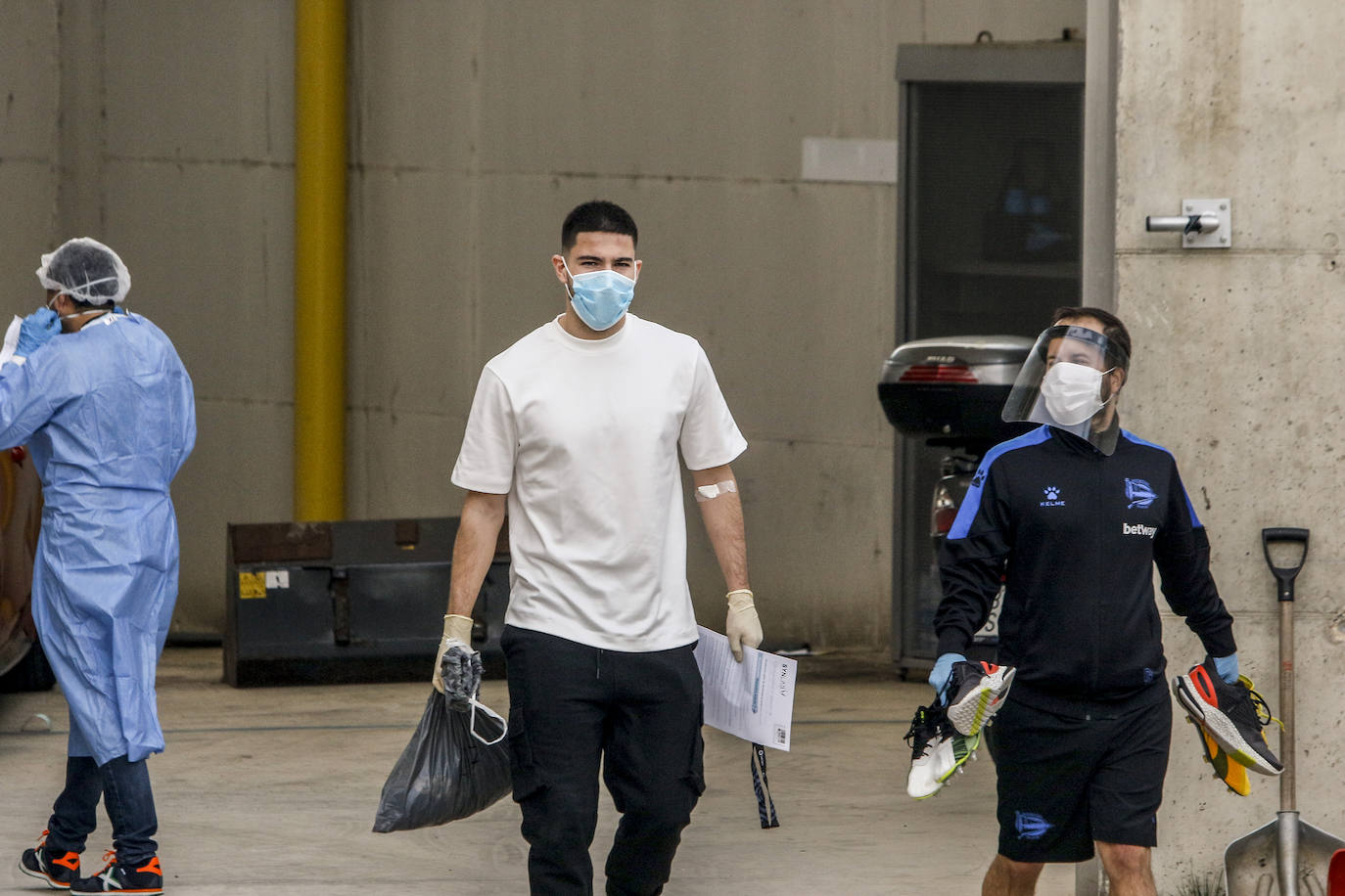 Tachi, con la bolsa que contiene EPIs para la primera semana u la ropa del primer entrenamiento.