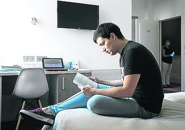 El joven quiere que su vuelta a casa sea una sorpresa para su progenitora. 