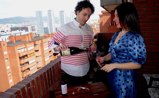 Jonathan Hernando en la terraza de su casa junto a su esposa Ainara Bendaña ha escogido un vino de Eulogio Pomares y una manzanilla en rama de Barbadillo con cuatro años bajo velo en flor.