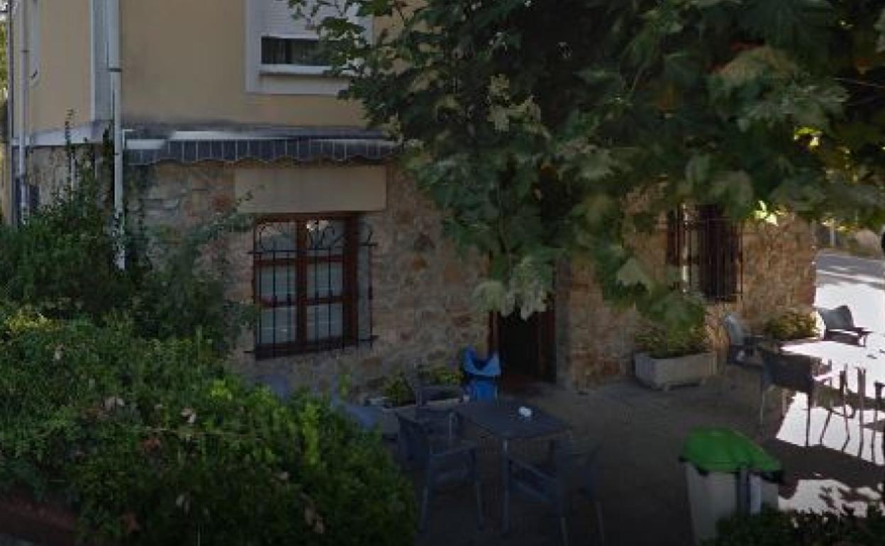 Café a la sombra de los plátanos en el Olesko