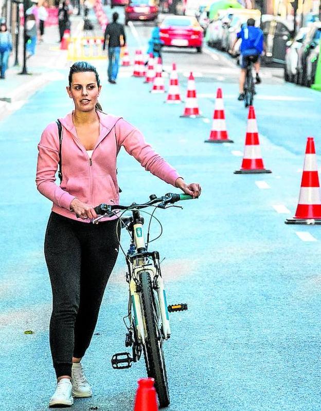 Una transeúnte estrena el espacio ganado a la calzada en Vitoria. 