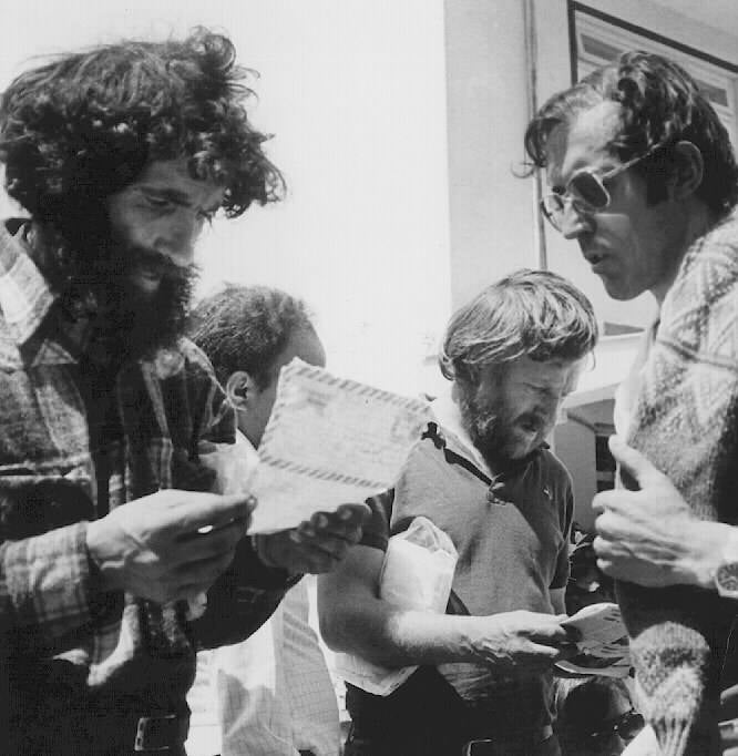 Miembros de la expedición leen la correspondencia enviada por sus familiares y amigos a Katmandú mientras ellos trataban de alcanzar la cumbre del Everest 