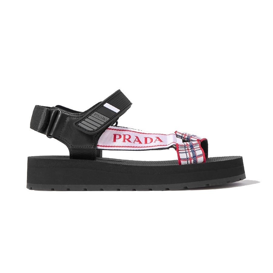 Sandalias canvas con logo y suela de Goma, de Prada (450 euros).