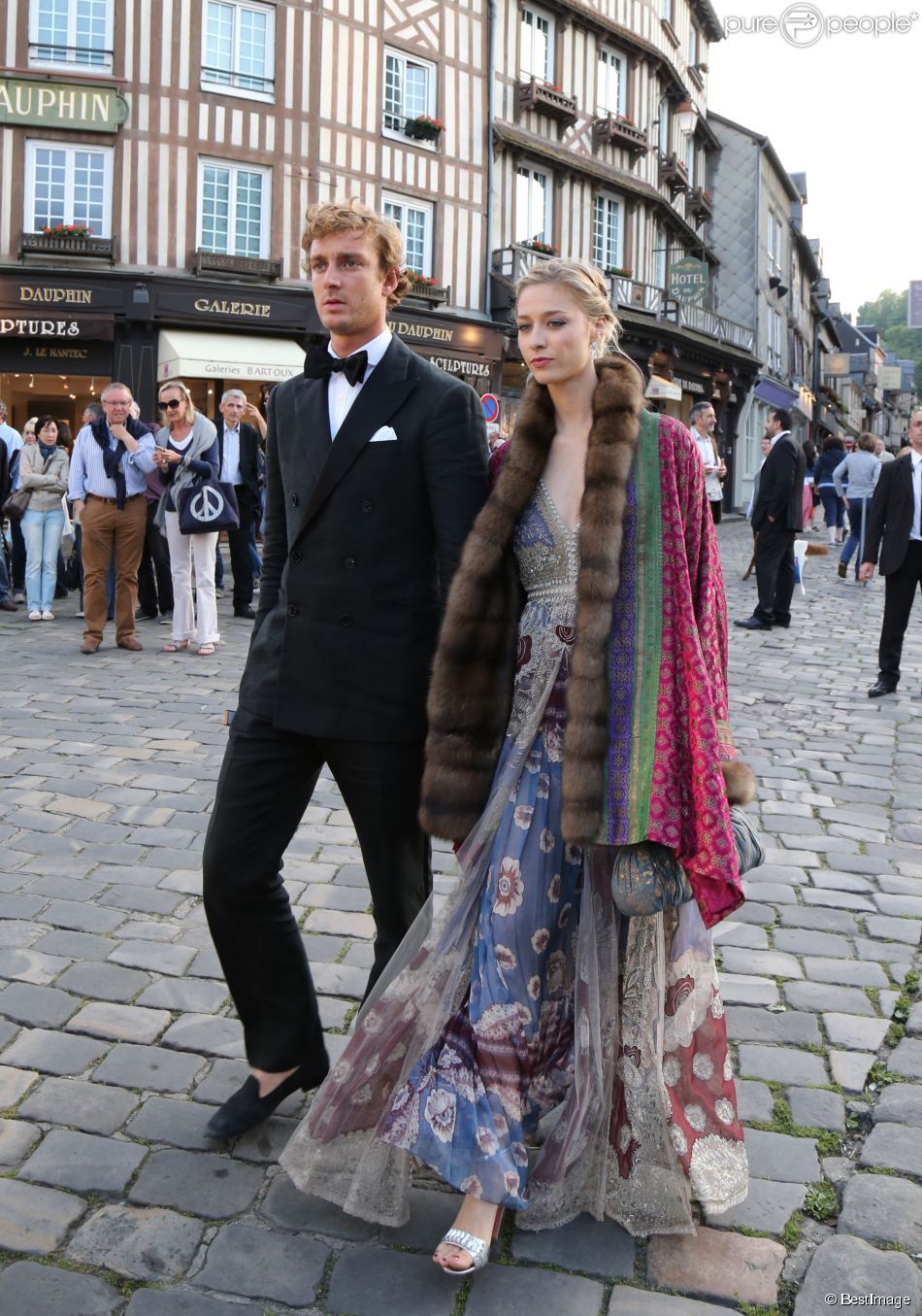 Para la boda de Noore Fares y Alexandra Khawam en la localidad normanda de Honfleur, Beatrice escogió un look de estética gypset con tintes bohemios que ha supuesto una gran fuente de inspiración para la firma gallega. Y es que en su nueva campaña de primavera, podemos observar una selección de vestidos ligeros, largos y vaporosos como el que lleva la aristócrata italiana en esta imagen. Además, han lanzado chaquetas, kimonos y hasta bomboneras de terciopelo, similares a los que eligió la mujer de Pierre Casiraghi para este evento.