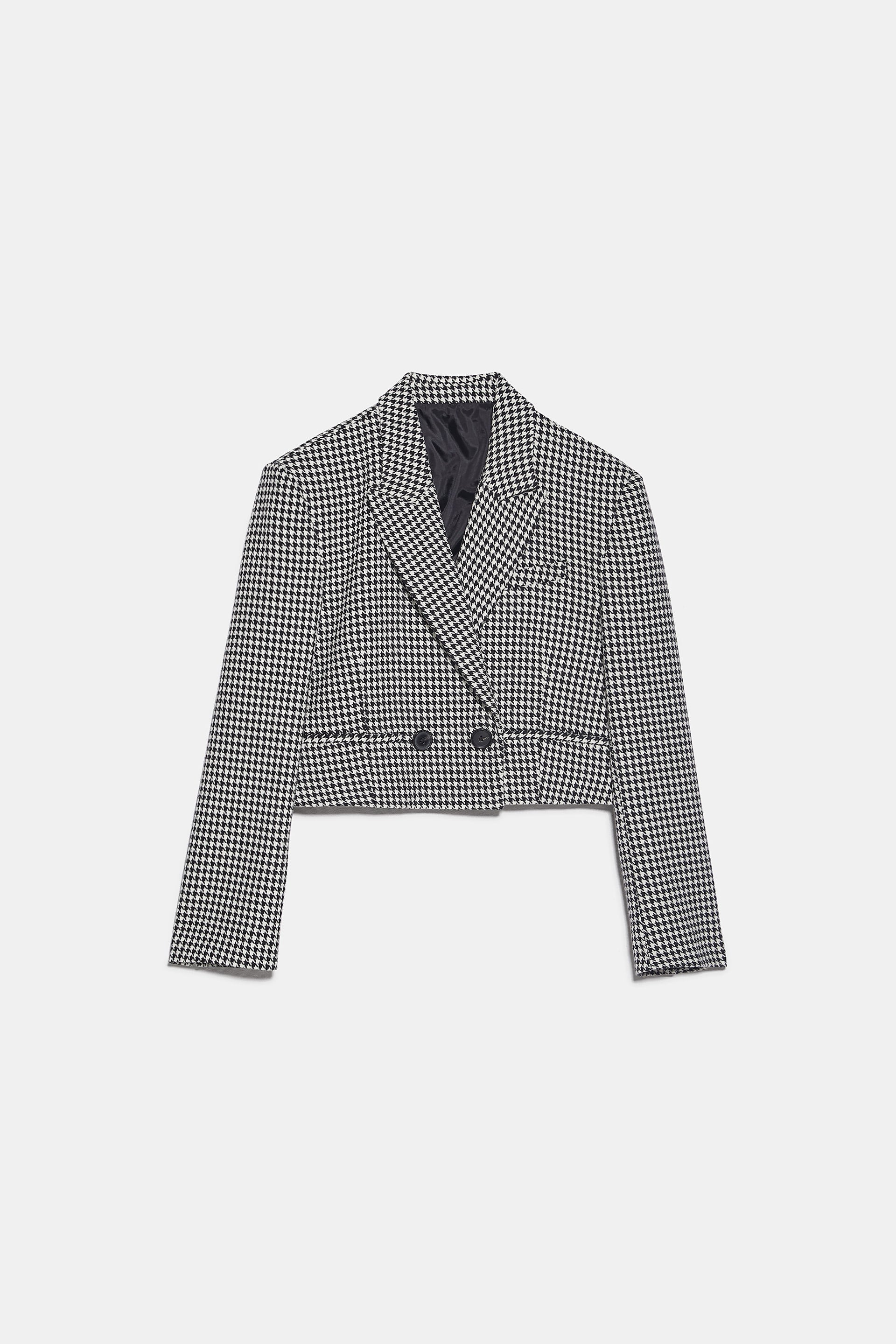 Blazer 'cropped' de pata de gallo, de Zara (39,95 euros).