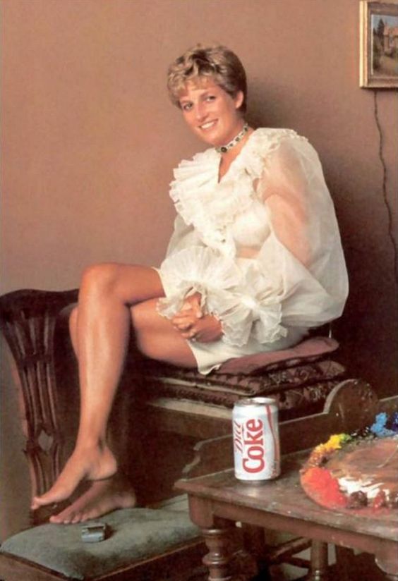 La primera etapa de Diana de Gales como princesa se caracterizó por el exceso y los estilismos ostentosos tan característicos de la década de los 80. En esta imagen vemos a una joven Lady Di con un vestido vaporoso de mangas abullonadas y voluminosos volantes en puños y cuello. Un diseño que volvemos a encontrar en la nueva colección de Zara.