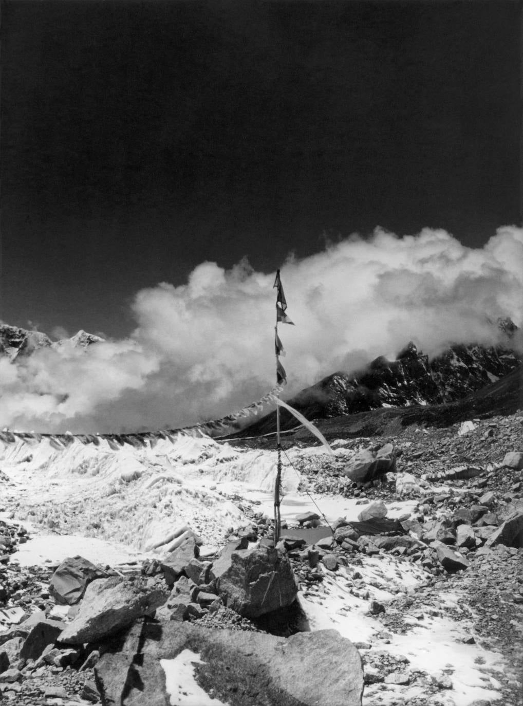 La ikurriña ondea en el campo base del techo del mundo.