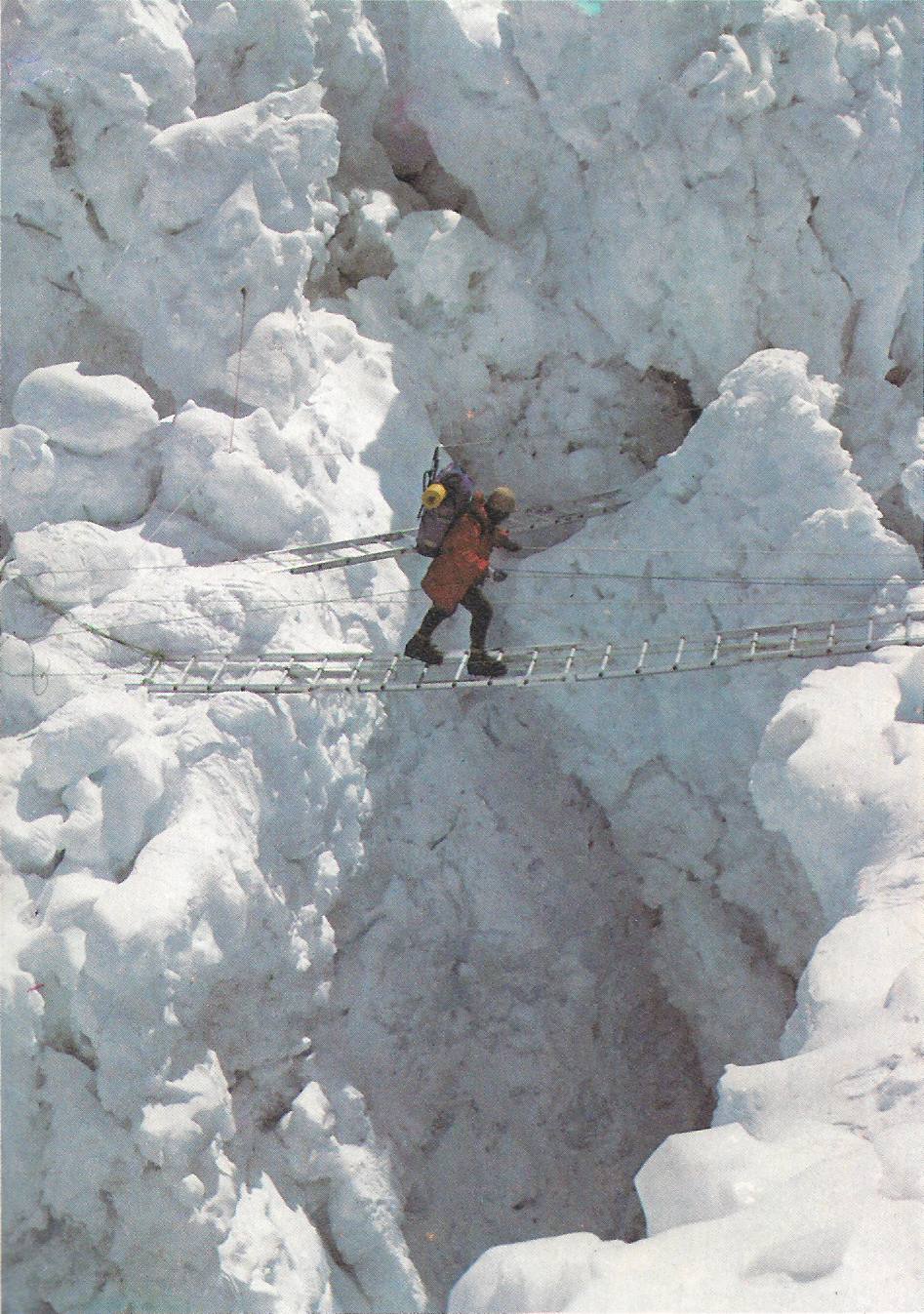 Cruzando la Gran Grieta, en la Cascada de Hielo.