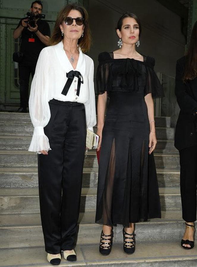 Si Carlota Casiraghi es un icono de estilo es porque ha tenido el mejor espejo donde mirarse: su madre, Carolina de Mónaco. Musas y amigas del fallecido Karl Lagerfeld, no faltaron al multitudinario homenaje que amigos y colegas de profesión rindieron al modisto en París. Por supuesto, las dos llegaron al Grand Palais vestidas de Chanel, pero destacamos la blusa romántica con volantes y lazada negra de la madre frente al riguroso vestido negro de la hija. En Zara encontramos su propia réplica, una prenda que podría ser un buen fondo de armario para cualquier época del año.