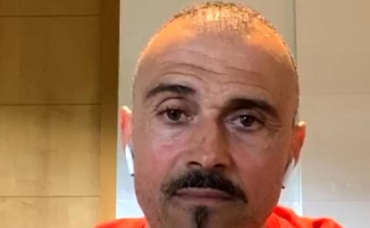 El nuevo 'look' de Luis Enrique durante el confinamiento. 