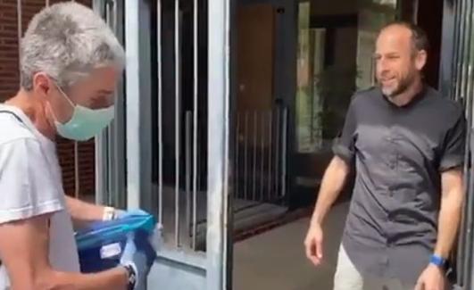 Martín Fiz entrega uno de sus pedidos.