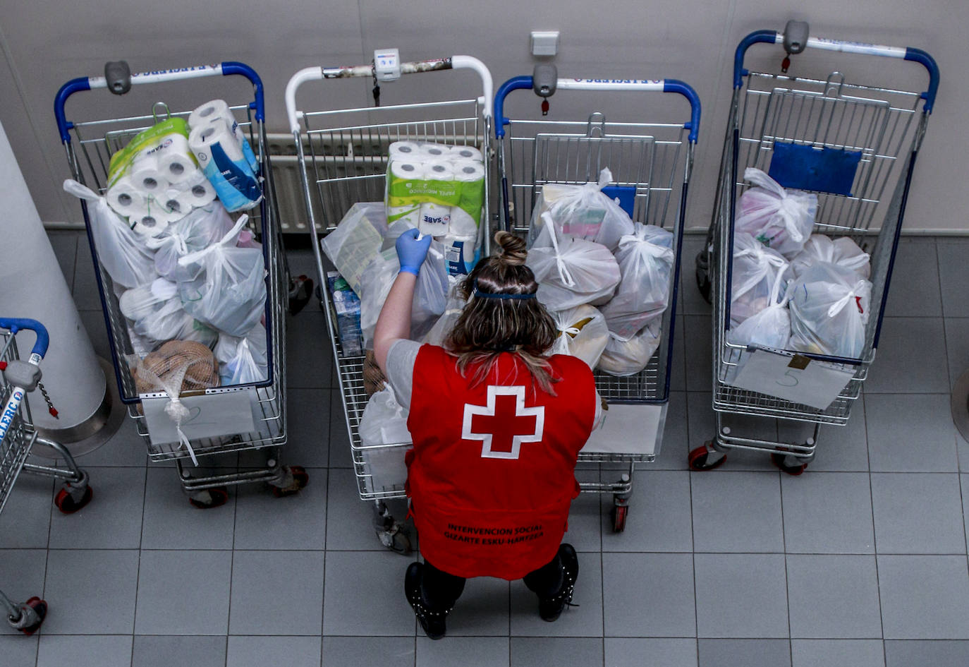 Fotos: La Cruz Roja de Álava saca músculo durante la crisis