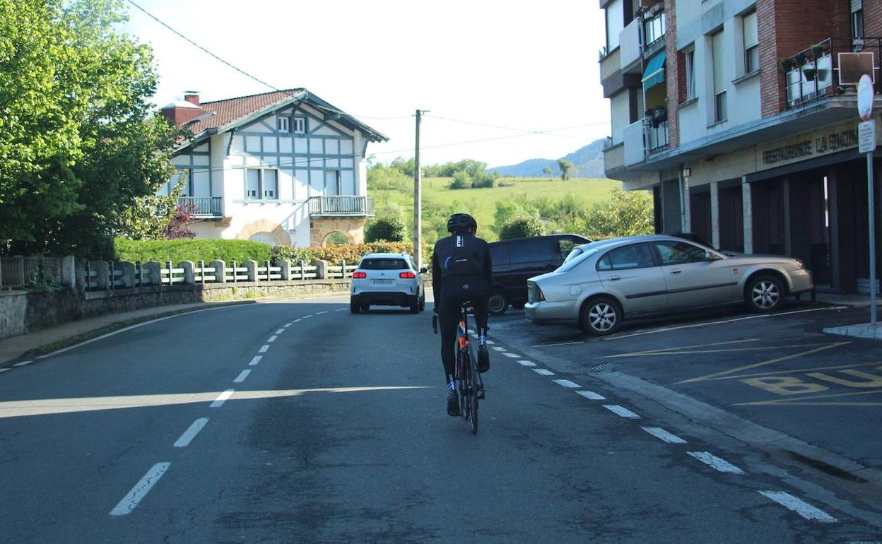 Un ciclista circula por las carreteras de Llodio durante el primer día que se permitió la práctica deportiva en la fase 0.