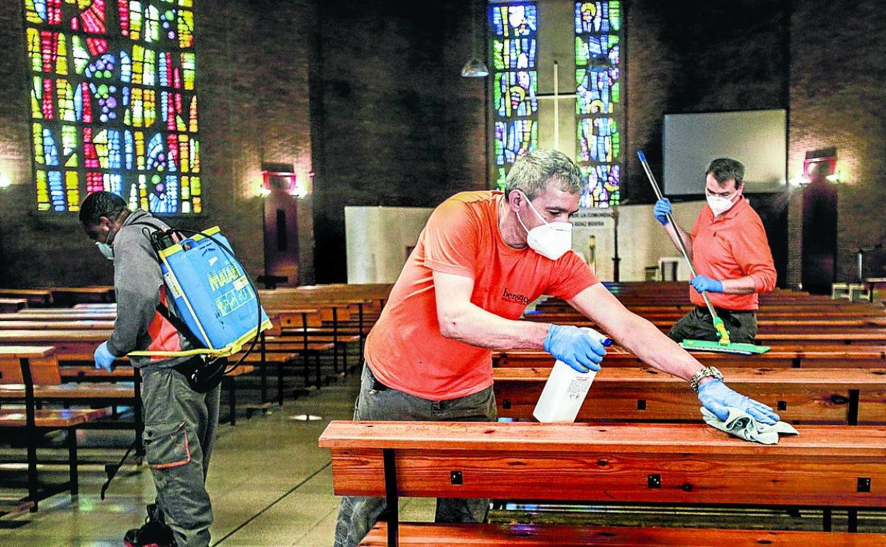 Trabajadores de Berezi99 desinfectaron este viernes la iglesia vitoriana de El Pilar.
