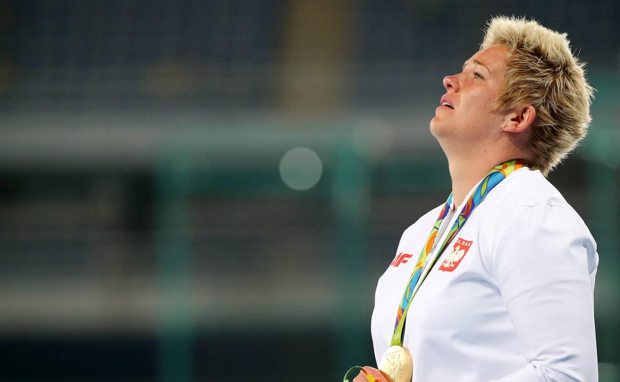 Anita Wlodarczyk en la ceremonia de entrega de las medallas de Río de Janeiro.