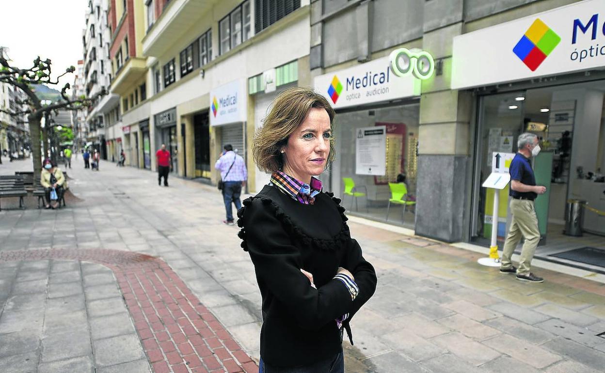 La consejera de Turismo, Comercio y Consumo, Sonia Pérez, ayer en el tramo peatonal de la calle Ercilla de Bilbao.