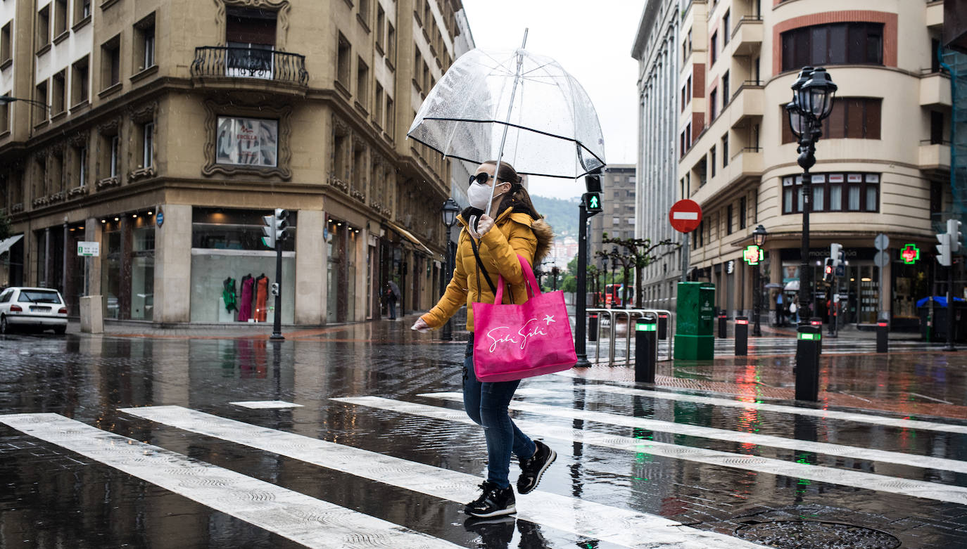 Fotos: La lluvia protagoniza los paseos de este domingo en Bilbao