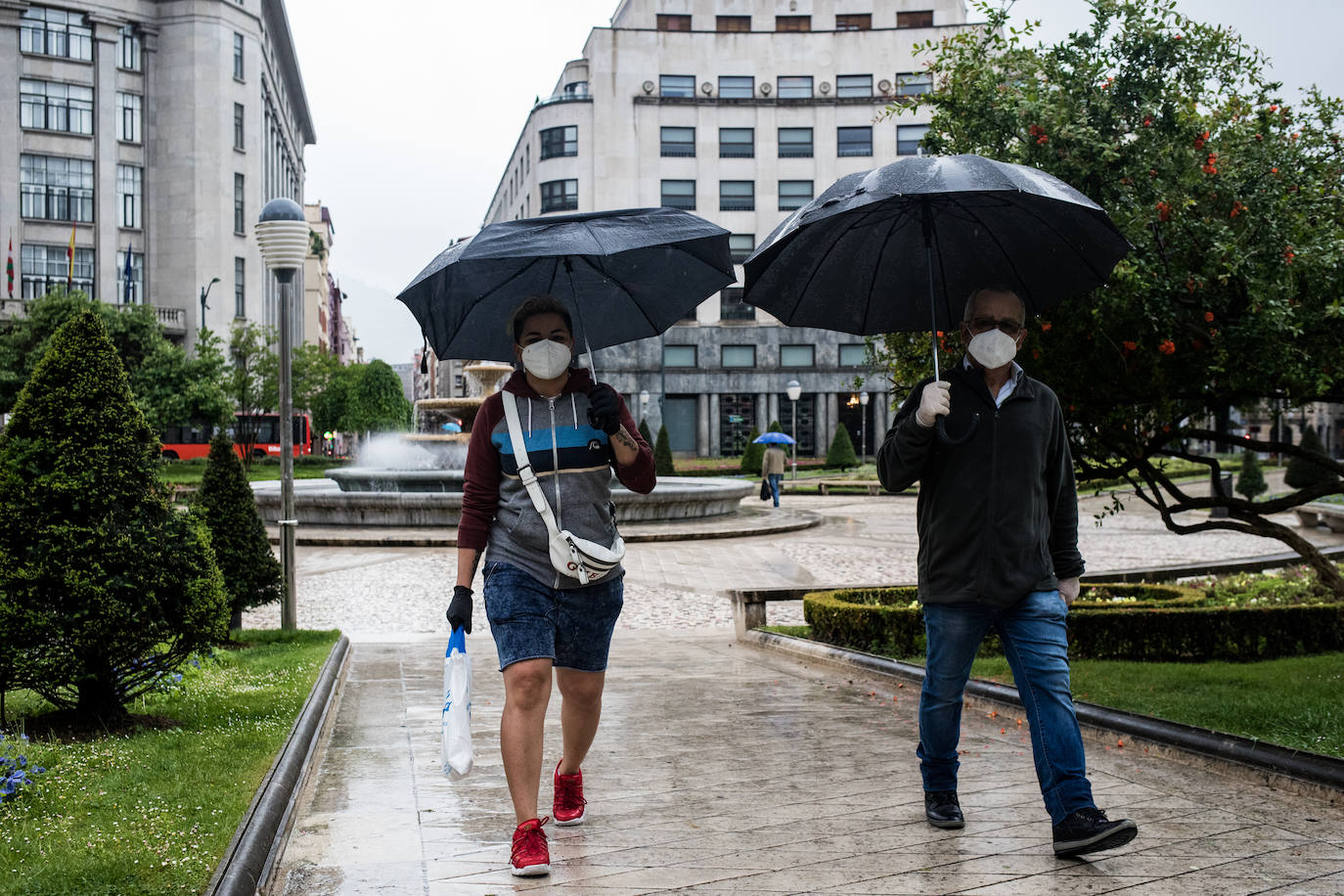Fotos: La lluvia protagoniza los paseos de este domingo en Bilbao