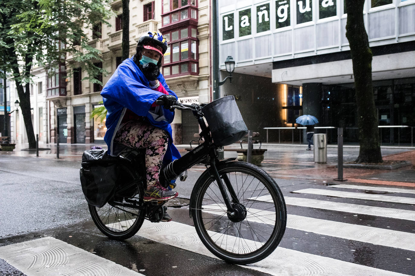 Fotos: La lluvia protagoniza los paseos de este domingo en Bilbao